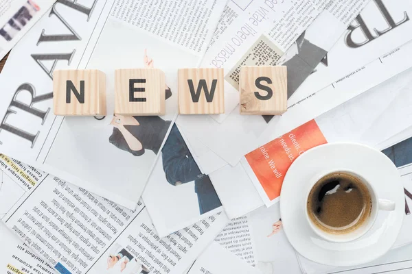 Top View Wooden Cubes Word News Cup Coffee Newspapers — Stock Photo, Image