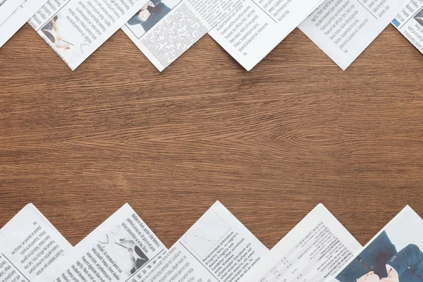 木制桌面上不同报纸的顶视图 — 图库照片