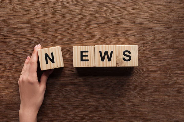 Cropped Image Journalist Taking Wooden Cubes Word News Wooden Table — Stock Photo, Image