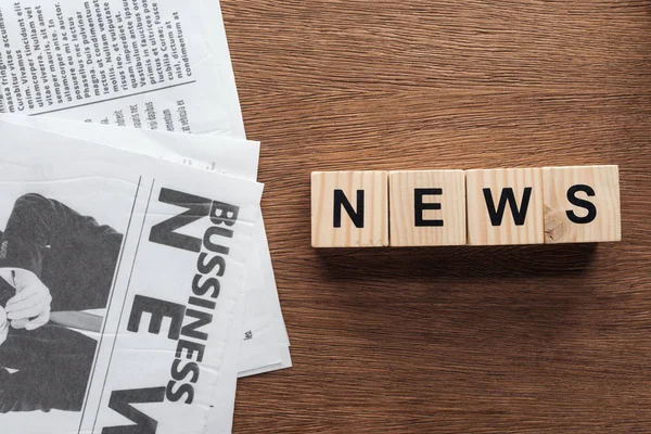 Top View Wooden Cubes Word News Business Newspapers Wooden Tabletop — Stock Photo, Image