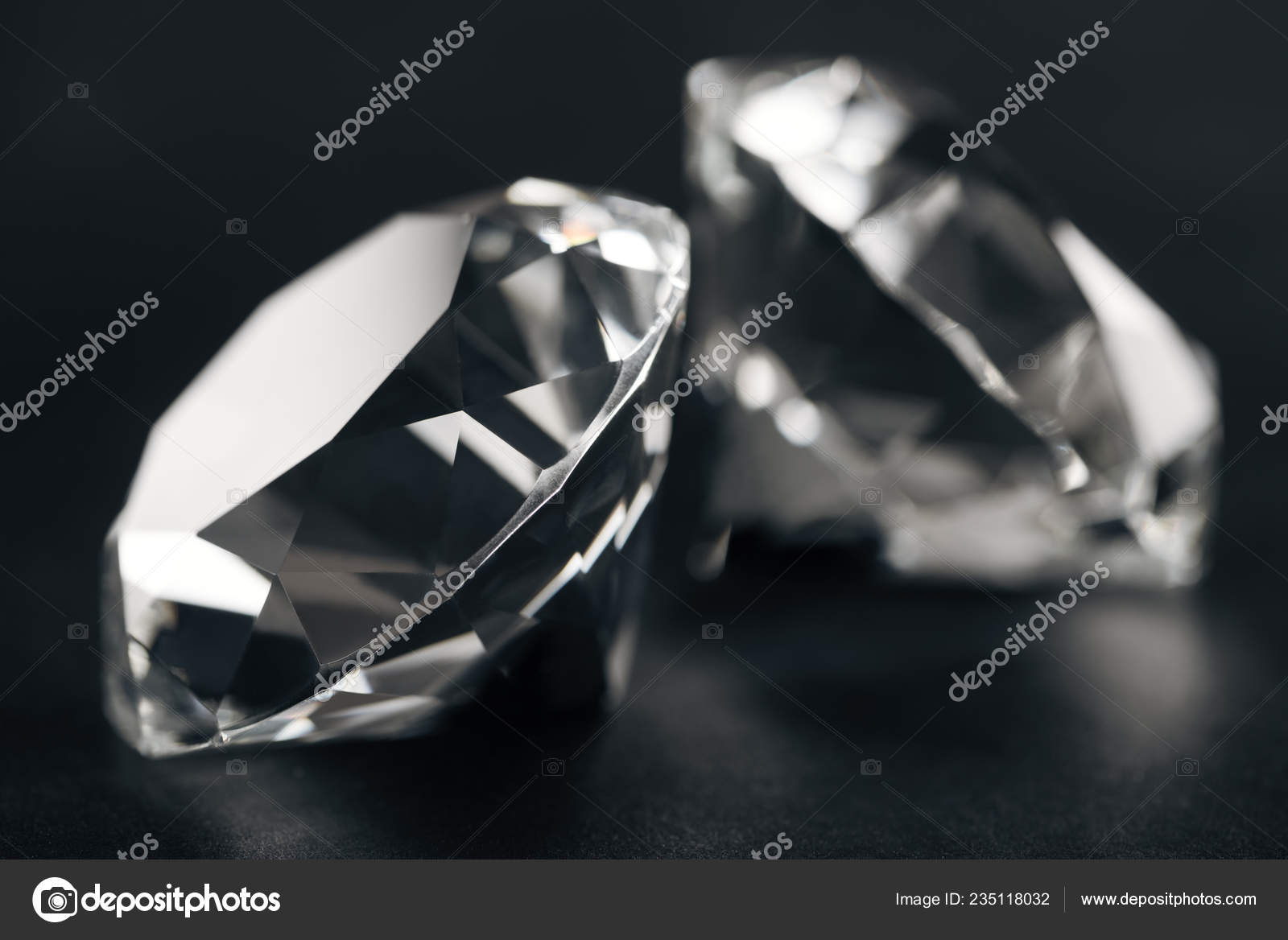 黒の背景に つの明確なダイヤモンドのクローズ アップ ストック写真 C Vadimvasenin