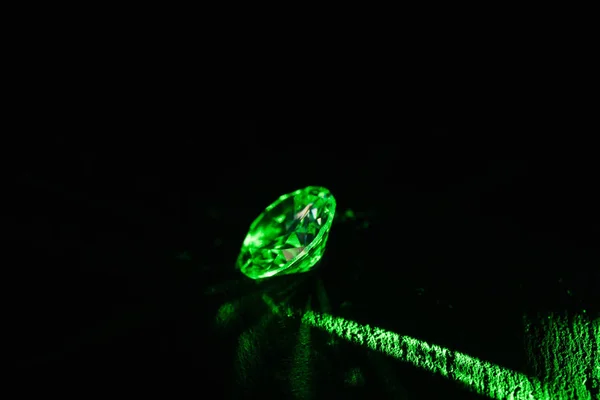 Verlichte Diamant Met Heldere Groene Neon Ray Donkere Achtergrond — Stockfoto