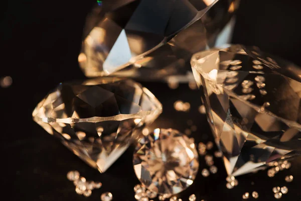 Κοντινό Πλάνο Από Καθαρό Χρυσό Διαμάντια Που Απομονώνονται Μαύρο — Φωτογραφία Αρχείου
