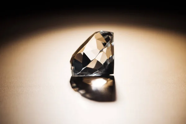 Clair Gros Diamant Sur Fond Noir Doré — Photo