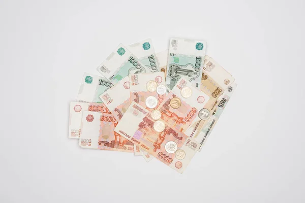 ロシアのルーブルとグレーに分離されたコインのトップ ビュー — ストック写真