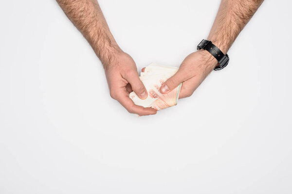 частичный взгляд человека, считающего российские рубли изолированными на сером
