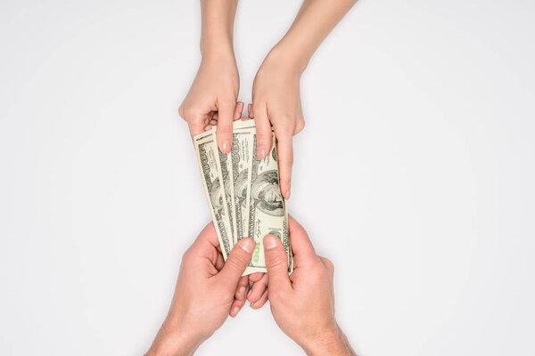 частичное представление банкнот в долларах, выделенных на сером фоне
