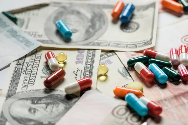 Közelkép Sokszínű Tabletták Pénzt Háttér — Stock Fotó