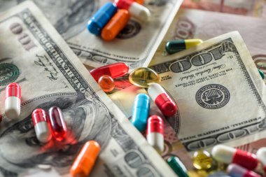 farklı şekiller dolar arka plan üzerinde parlak hap yakın çekim
