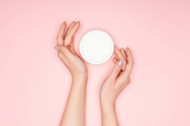 pink izole vücut kremi ile eller üstten görünüm