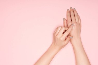 pink izole el kremi uygulayarak kadının kırpılmış görünümü