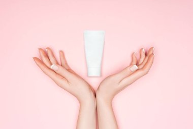 pink izole el kremi ile eller kırpılmış görünümünü