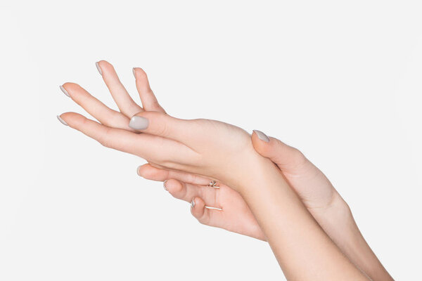 частичный вид женских рук, изолированных на белом
