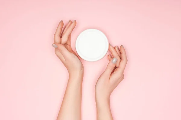 Női Kéz Testápoló Krém Elszigetelt Rózsaszín Felülnézet — Stock Fotó
