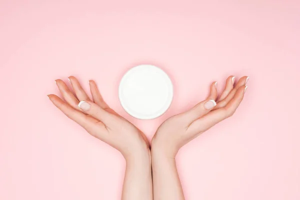 Bijgesneden Beeld Van Vrouwelijke Handen Met Body Crème Geïsoleerd Roze — Stockfoto