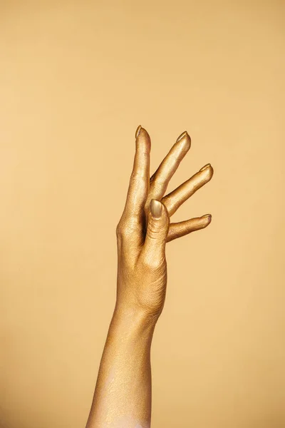 Bijgesneden Beeld Van Vrouwelijke Geschilderde Hand Geïsoleerd Goud — Stockfoto