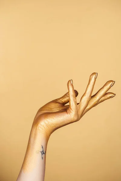 Visão Recortada Mão Pintada Feminina Com Tatuagem Isolada Ouro — Fotografia de Stock