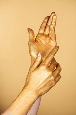 Altın izole kadın boyalı el kırpılmış görünümü