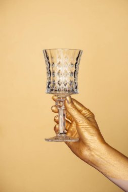 Altın izole vintage cam ile el boyalı erkek görünümünü kırpılmış