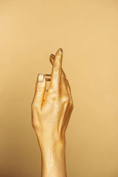 Vista Recortada Mano Pintada Femenina Sobre Fondo Dorado — Foto de Stock