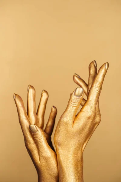 Obcięty Widok Kobiecych Rąk Malowane Białym Tle Złoto Miejsca Kopii — Zdjęcie stockowe