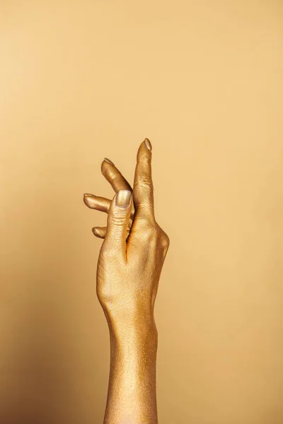 Vista Cortada Mão Pintada Feminina Sobre Fundo Dourado Com Espaço — Fotografia de Stock