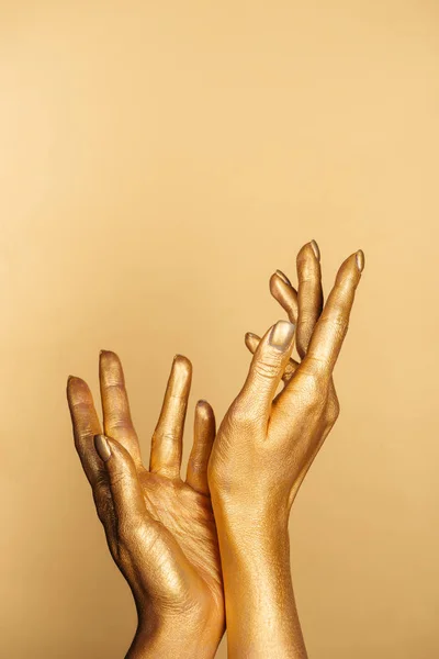 Bijgesneden Beeld Van Vrouwelijke Geschilderde Handen Gouden Achtergrond — Stockfoto