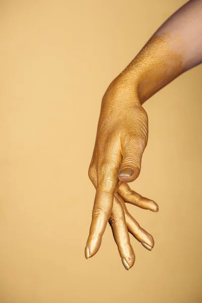 Stäng Upp Kvinna Målade Hand Isolerad Guld — Stockfoto