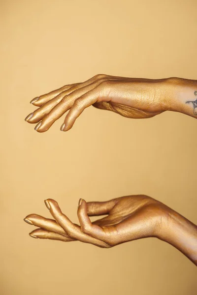 金に分離された女性の塗られた手の部分的なビュー — ストック写真