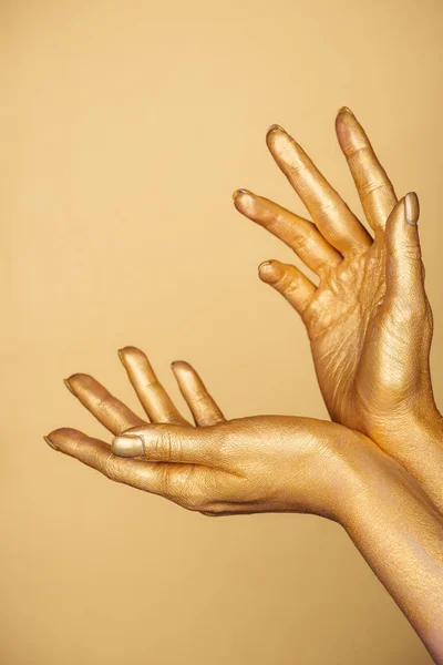Przycięte Widzenia Kobiece Dłonie Malowane Gestem Białym Tle Złoto — Zdjęcie stockowe