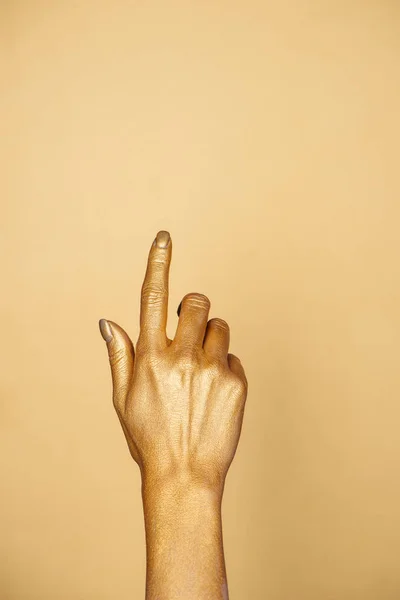 Частичный Вид Женской Раскрашенной Руки Изолированной Золоте Местом Копирования — стоковое фото