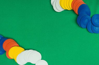 yeşil poker masasında oyun için çok renkli fiş ile üstten görünüm