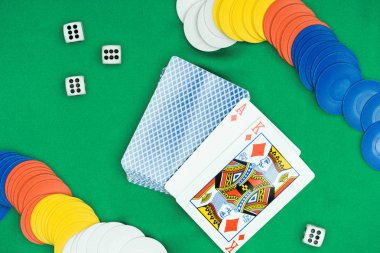 üstten görünüm yeşil poker masası ve çok renkli cips, dices, iskambil elmas ile uygun