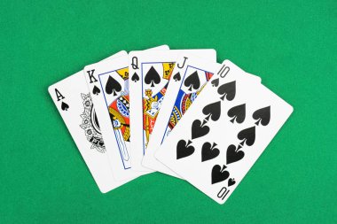 en iyi görünümü gelişeceğini iskambil ile maça cinsi ve yeşil poker masası