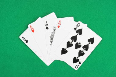 yeşil poker tablo gelişeceğini iskambil, dört as ve dokuz üstten görünüm