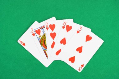 en iyi görünümü gelişeceğini iskambil kalpler takım elbise ile ve yeşil poker masası