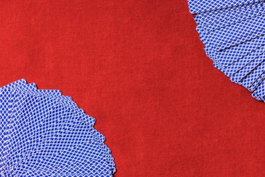 Kırmızı poker tablo gelişeceğini iskambil ile üstten görünüm