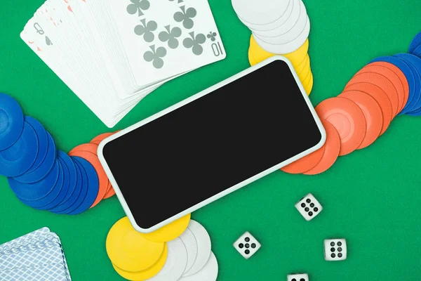 Вид Зеленого Покерного Стола Разноцветным Чипом Кубиками Игральными Картами Смартфоном — стоковое фото