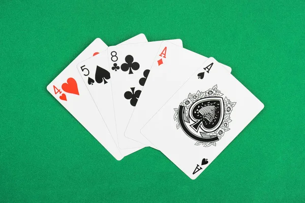 绿色扑克桌和展开的扑克牌与不同的西装的顶部视图 — 图库照片
