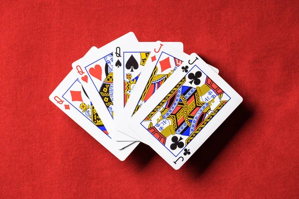 Bovenaanzicht Van Rode Pokertafel Ongevouwen Speelkaarten Combinatie Met Verschillende Kleuren — Stockfoto