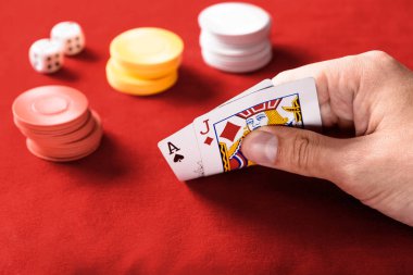 iskambil cips ve dices ile arka planda tutan adamın seçici odak