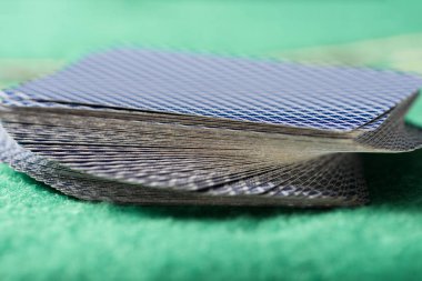 seçici odak gelişeceğini iskambil kartları güverte üzerinde yeşil poker masası
