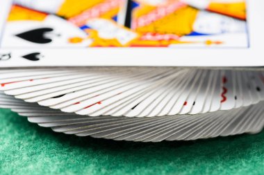 seçici odak maça uygun kartı ve güverte üzerinde yeşil poker masası