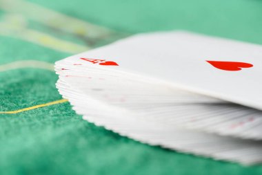 seçici odak gelişeceğini iskambil kartları güverte üzerinde yeşil poker masası