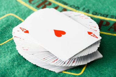 seçici odak kalpleri ile oyun kartı uygun güvertede yeşil poker masasında 