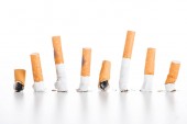 Studioaufnahme von Zigarettenstummeln isoliert auf weiß, Rauchen aufhören Konzept
