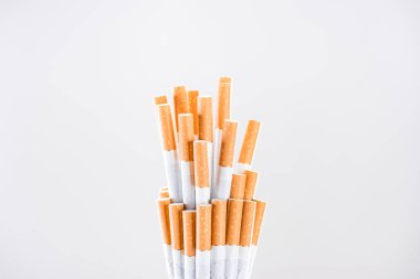 Stüdyo çekim sigara durdurmak sigara konseptiyle gri izole