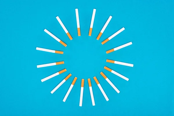 Vlakke Leggen Met Sigaretten Liggen Cirkel Geïsoleerd Blauw — Stockfoto