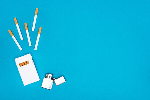 Квартира лежала с пачкой сигарет и зажигалкой, изолированной синим цветом
