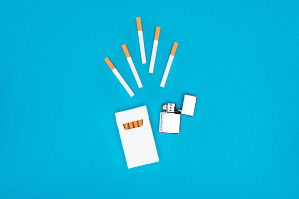 Вид сверху на Феттеля и Феттеля на голубом фоне
 